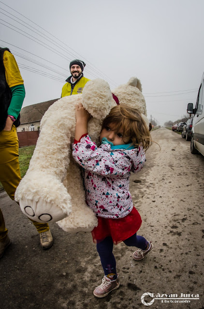 FOTO/ Când oamenii mari au suflete mari, zeci de copii mai puţin norocoşi află cum este să vină Moş Crăciun