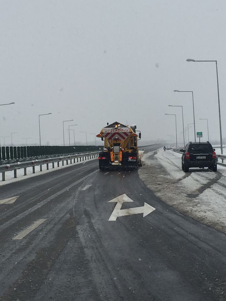 Circulație în condiții de iarnă în vestul țării. Trafic normal în vămi