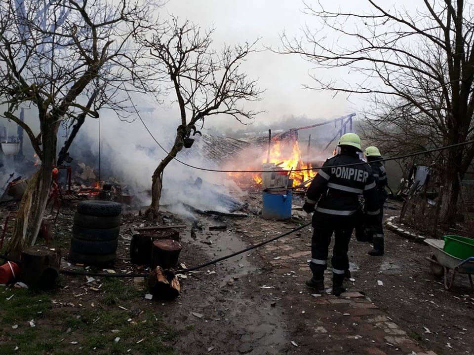 Incendiu într-o localitate din Timiş. Pompierii au preîntâmpinat o posibilă explozie