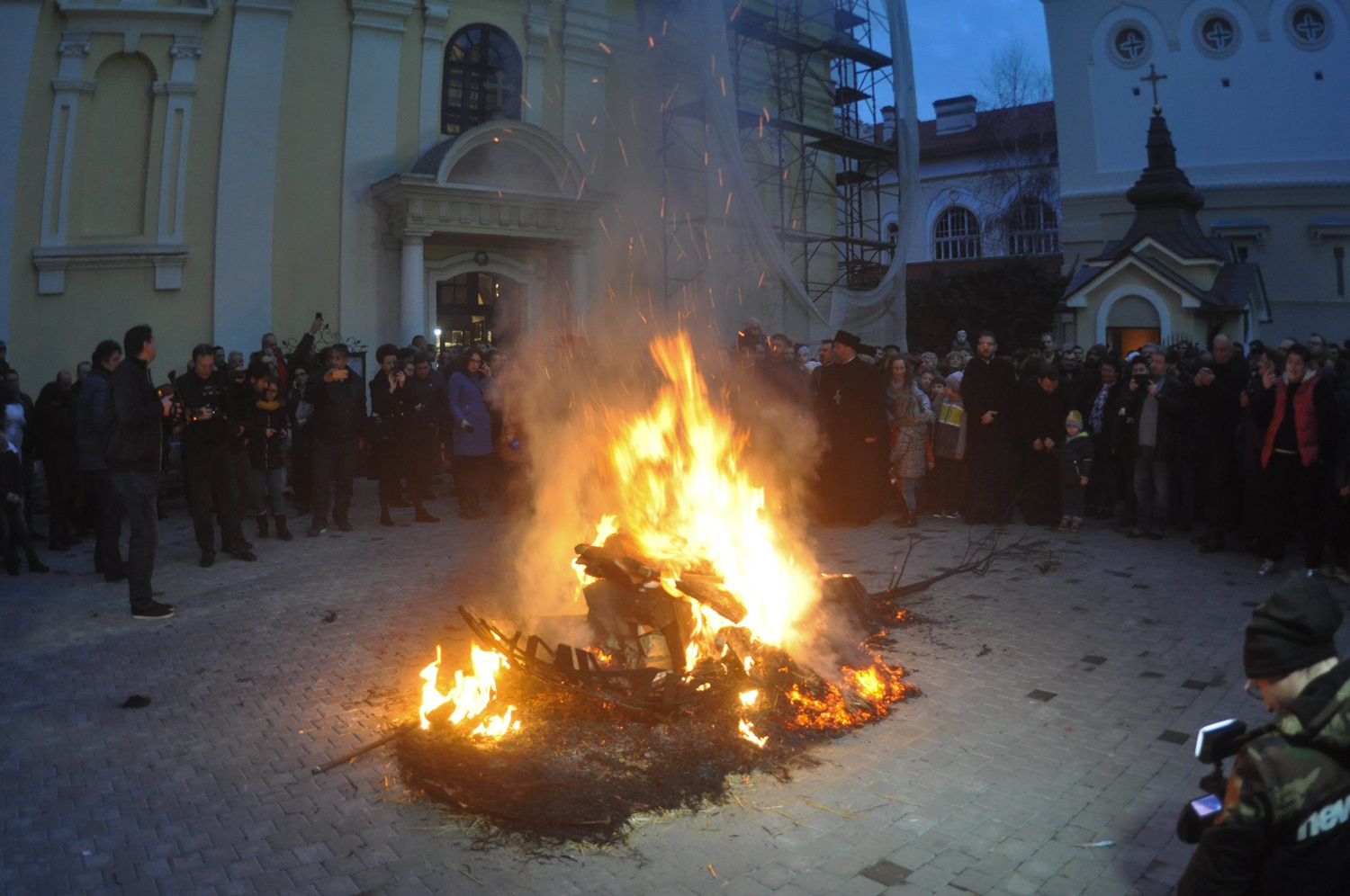 Badnjakul, aprins în ajun de Crăciun la bisericile sârbești din Timișoara