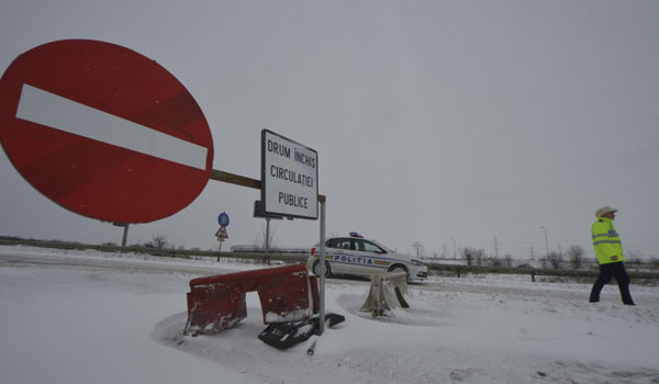 Circulație blocată de TIR-uri răsturnate între Orșova și Caransebeș