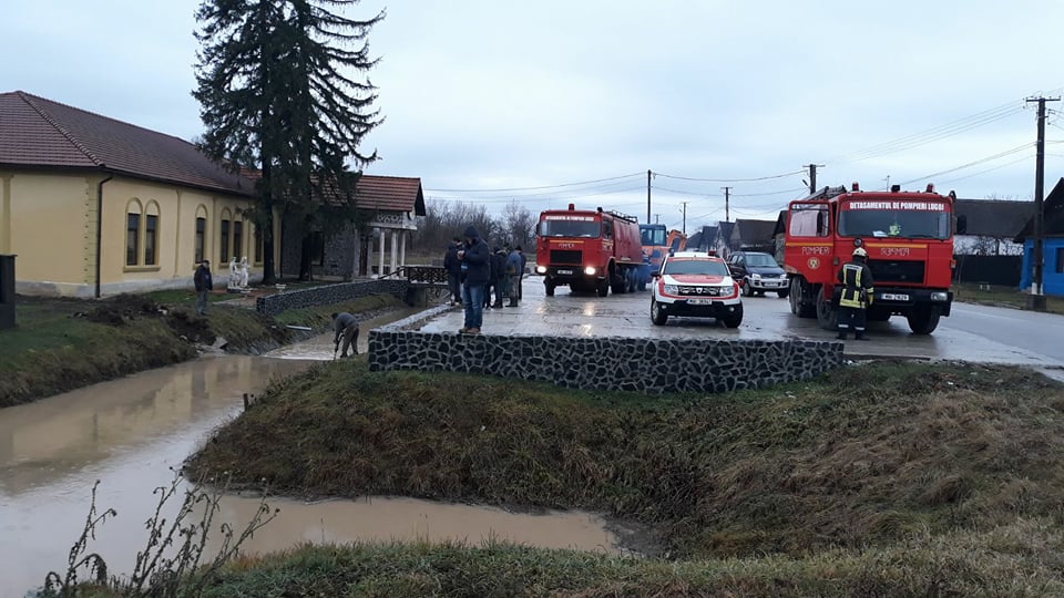 Hectare inundate în Balinț din cauza unor construcții ilegale