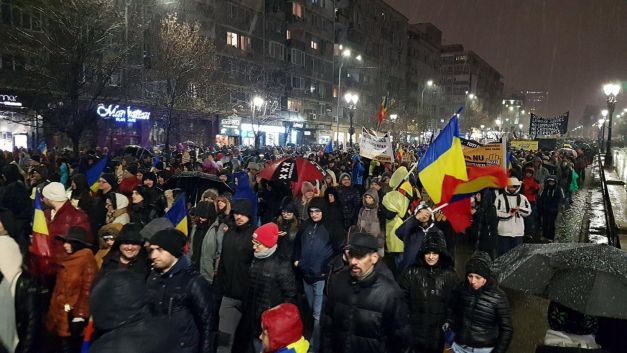 Zeci de mii de oameni protestează în București. Proteste în mai multe orașe din țară