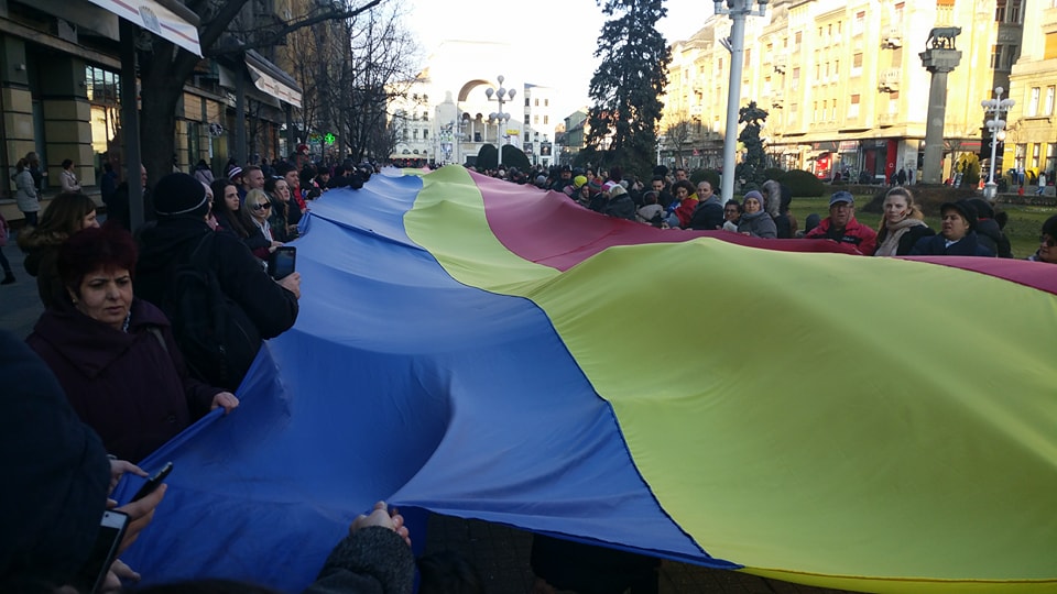 FOTO/ VIDEO/ Tricolorul de 100 de metri, purtat de zeci de timișoreni