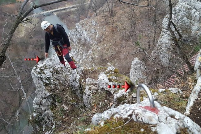 Turişti în pericol! Două trasee turistice au fost vandalizate