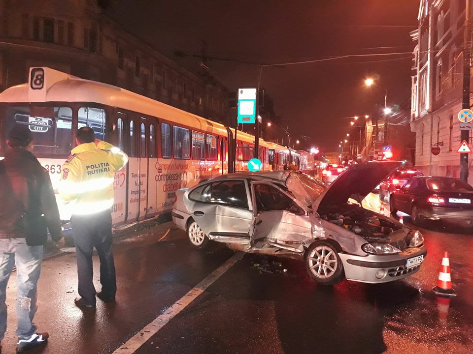 Tânără la spital după coliziunea dintre o mașină și un tramvai în Piața Maria