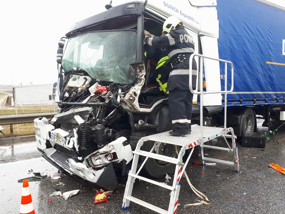 Accident cu trei TIR-uri pe centura Lugojului. Traficul a fost blocat pe DN 6