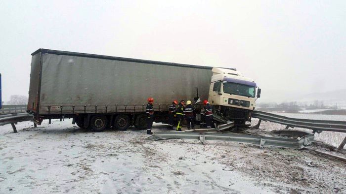 Circulaţie blocată pe autostrada A1 după ce un autotren a derapat