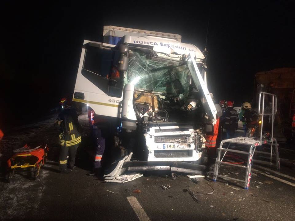 FOTO/ Accident între un TIR și o mașină de deszăpezire în Timiș