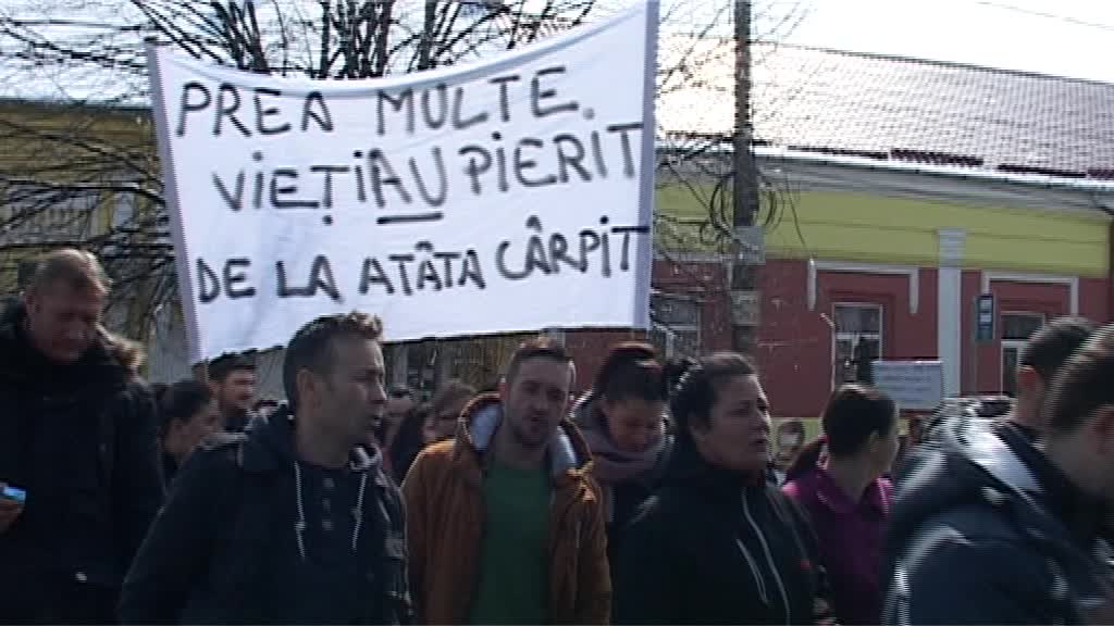 FOTO/ Protest inedit în Arad. Gropile dintr-un drum au fost umplute cu jenți și telescoape