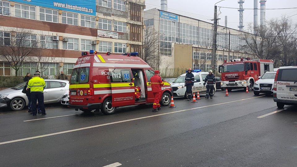 FOTO/ Accident pe Pestalozzi. Pasagerul unui taxi a fost rănit, mai multe mașini lovite