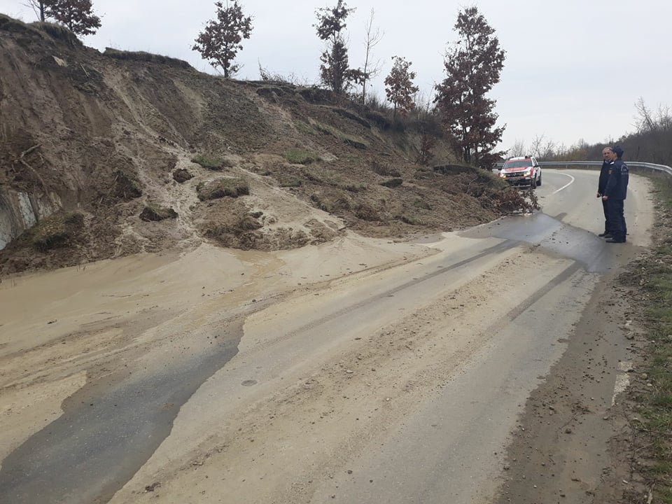 FOTO/ Alunecare de teren în Timiș