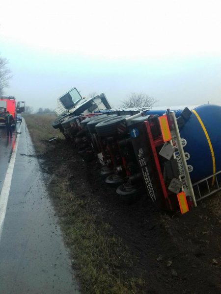 Autotren răsturnat la ieșirea din Arad