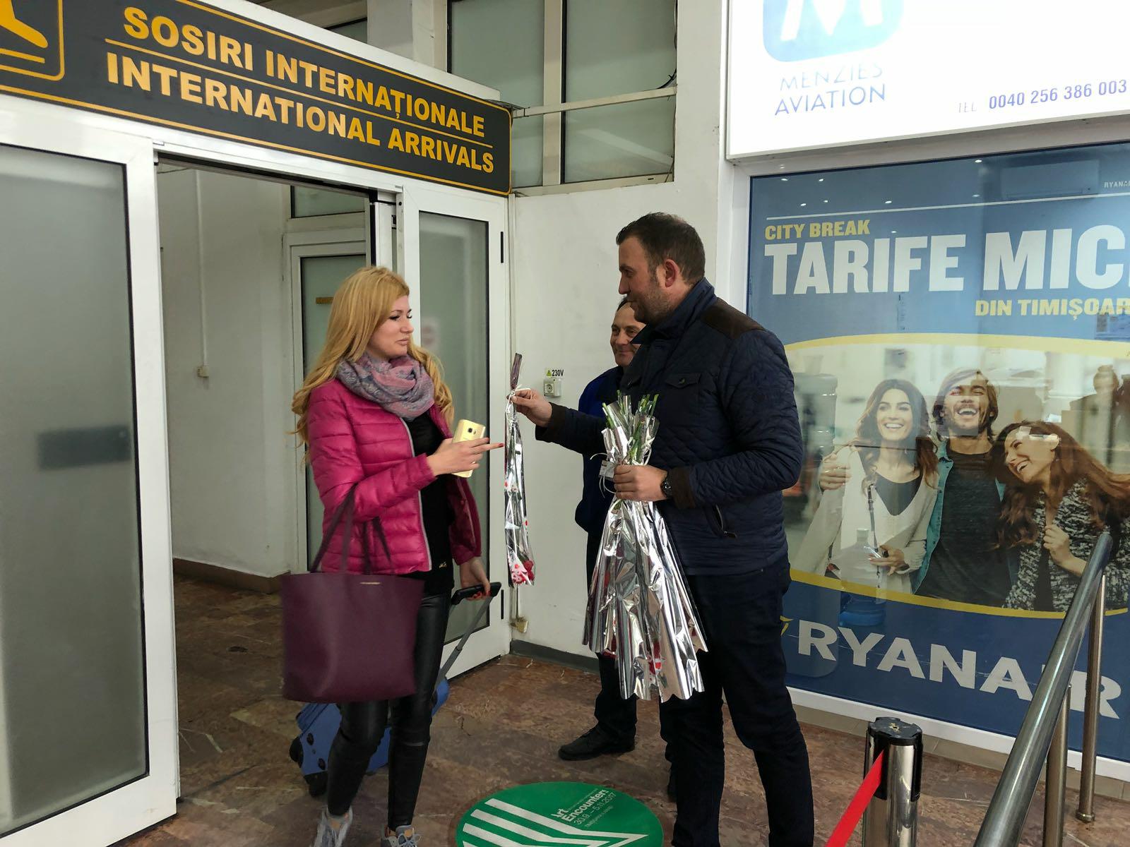 FOTO/ A ‘plouat’ cu flori pentru pasagerele de pe aeroportul din Timişoara