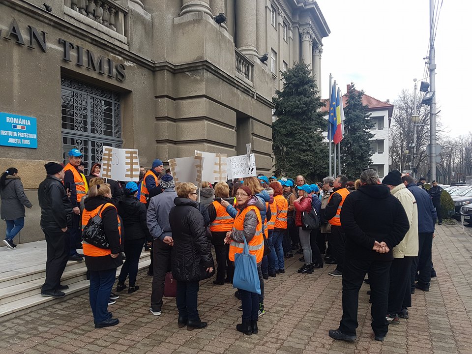 Protest al angajaţilor de la Protecţia Copilui pe treptele CJ Timiş