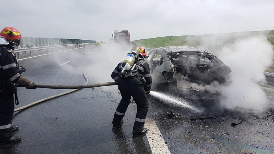 FOTO/ Autoturism în flăcări pe autostradă între Timișoara și Lugoj