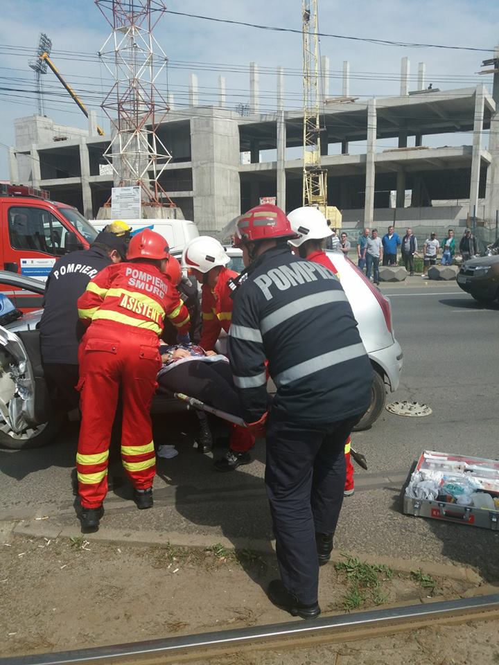 Femeie însărcinată, la spital după ce a intrat cu mașina într-un tramvai