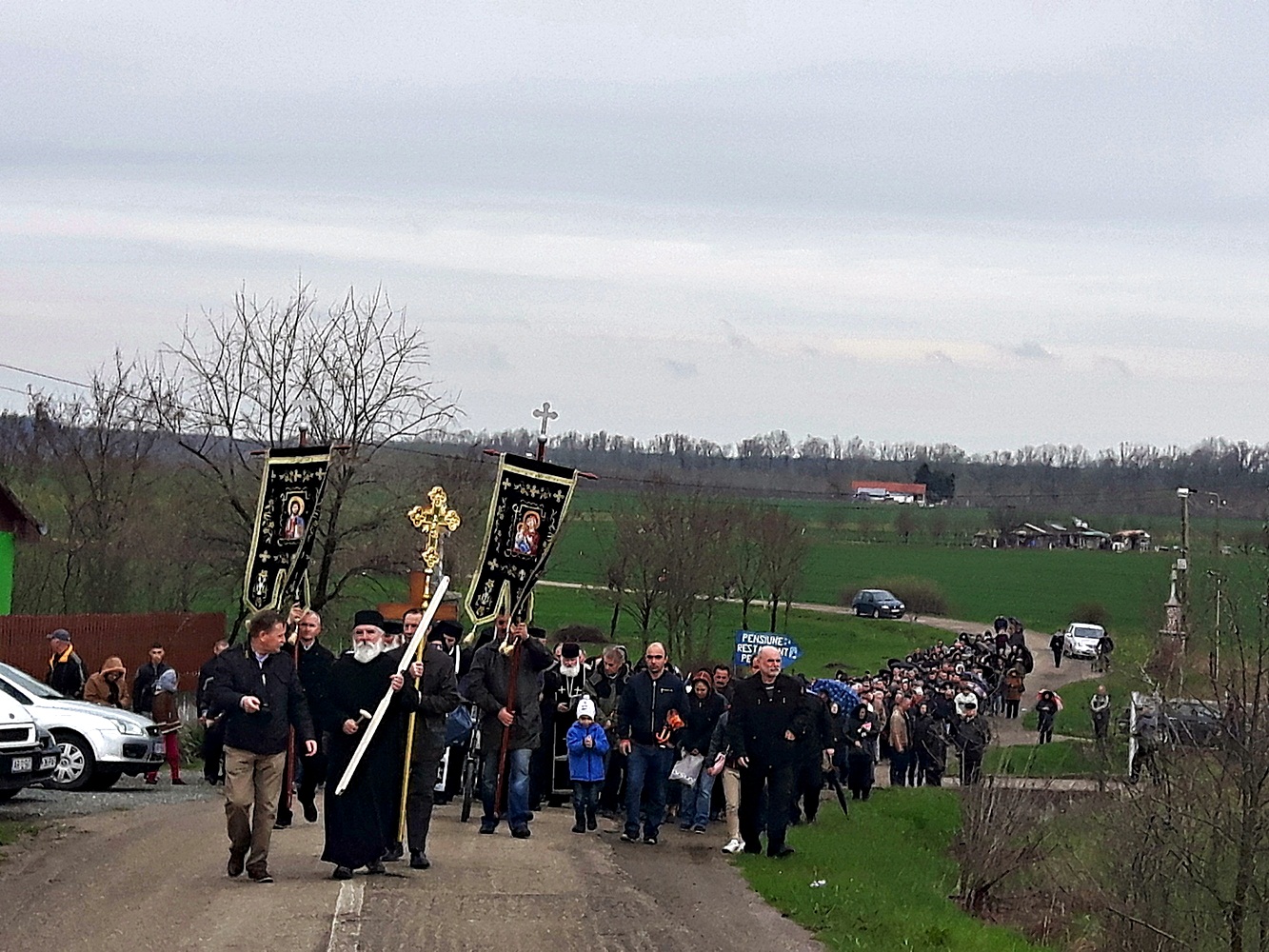 FOTO/ Credincioși din România, Serbia și Ungaria au refăcut simbolic Drumul Crucii la Mănăstirea Hodoș-Bodrog