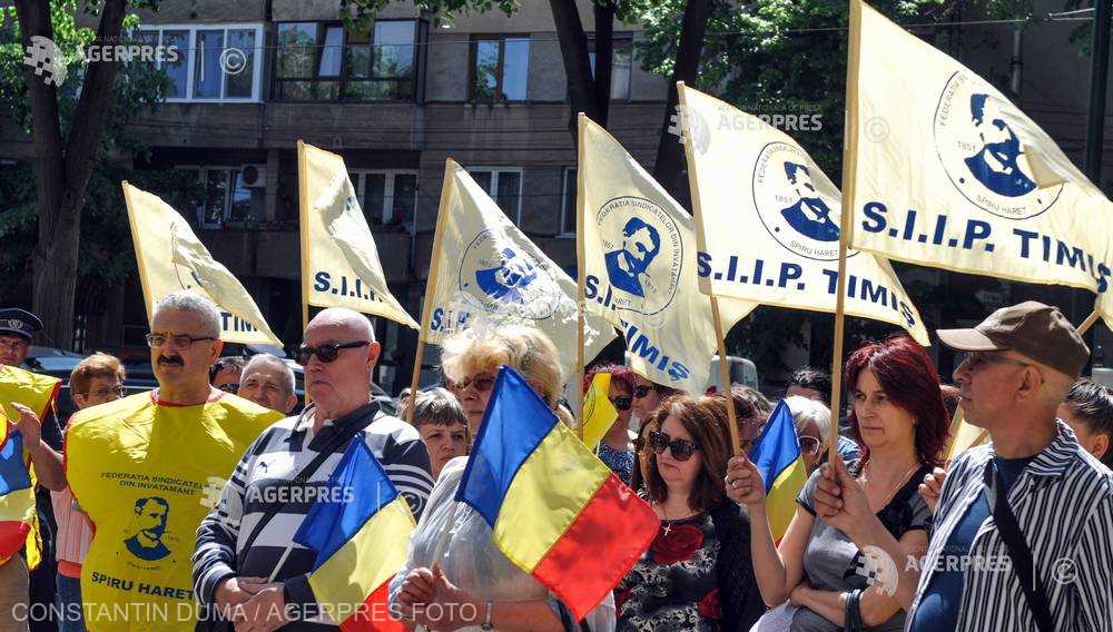 Profesorii au protestat în fața Prefecturii Timiș