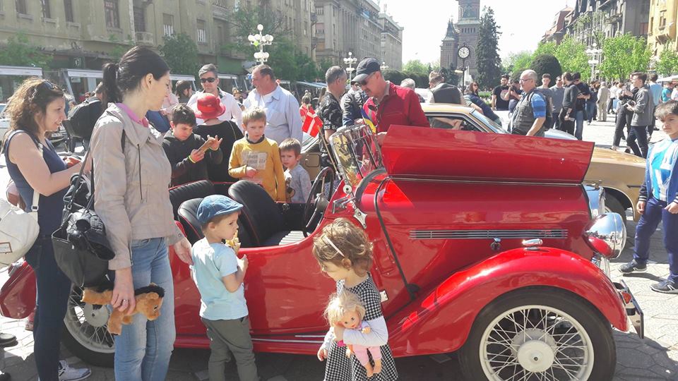 FOTO/ Automobile istorice în premieră la Retroparada Primăverii de la Timișoara