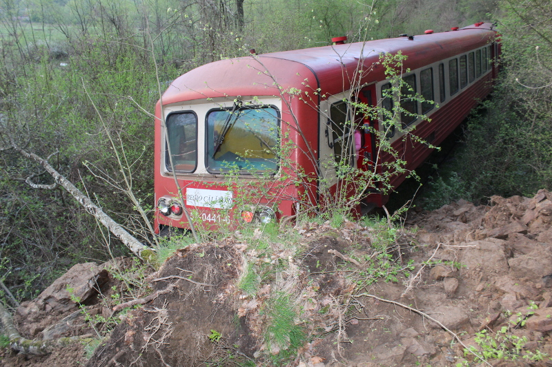 Alunecare de teren în Caraș-Severin; tren surprins de prăvălirea pământului