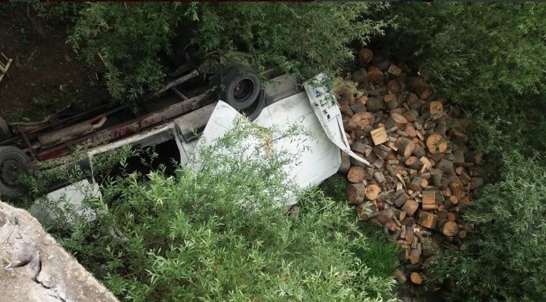 Accident mortal în Arad. O camionetă a căzut într-un râu