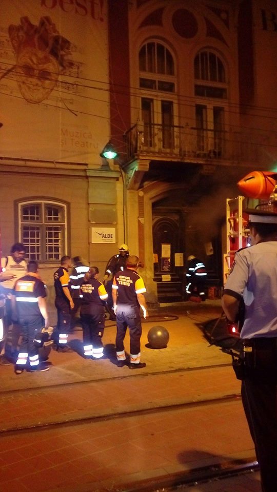 FOTO/ Incendiu la Facultatea de Muzică din Piața Libertății. Studenți, în clădire