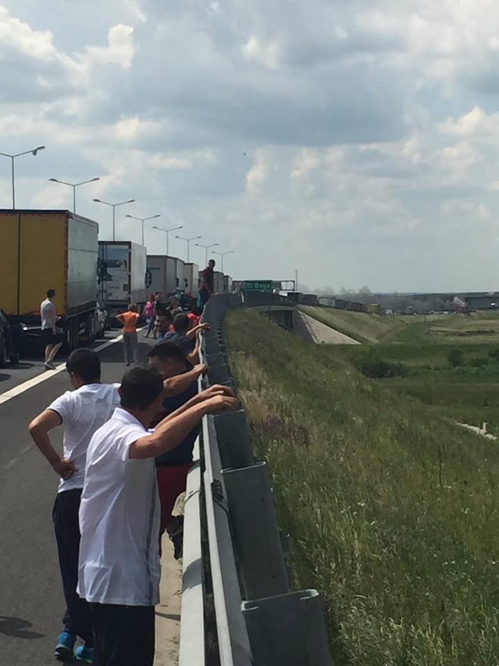 FOTO/ Mașină în flăcări pe autostradă între Lugoj și Timișoara. Traficul a fost blocat