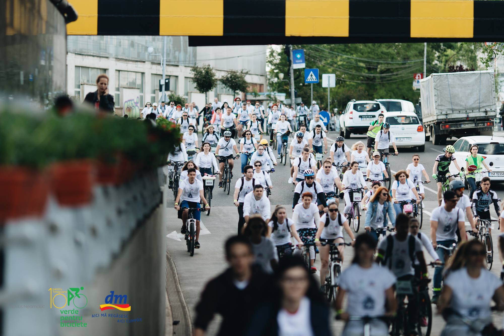 Pedalare în alb pe străzile Timișoarei