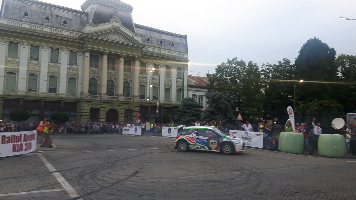 FOTO/ Aradul trepidează în sunetul motoarelor. Raliul atrage mii de oameni