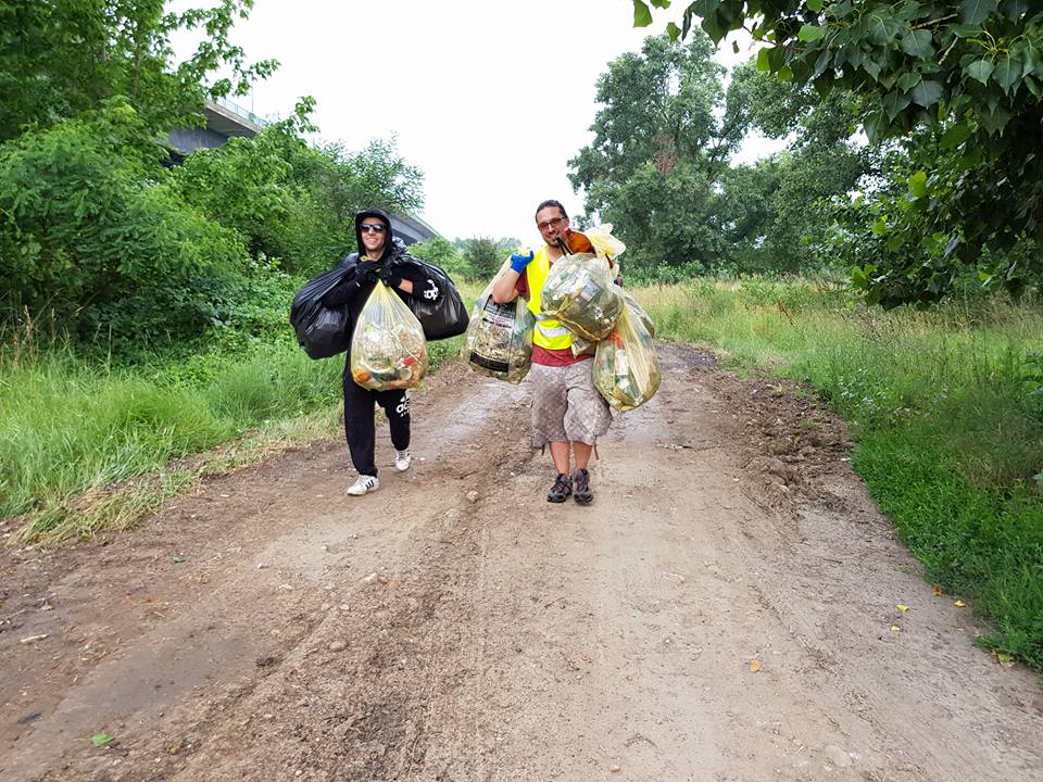 Peste 600 de kilograme de deșeuri adunate de voluntari de pe Malul Mureșului