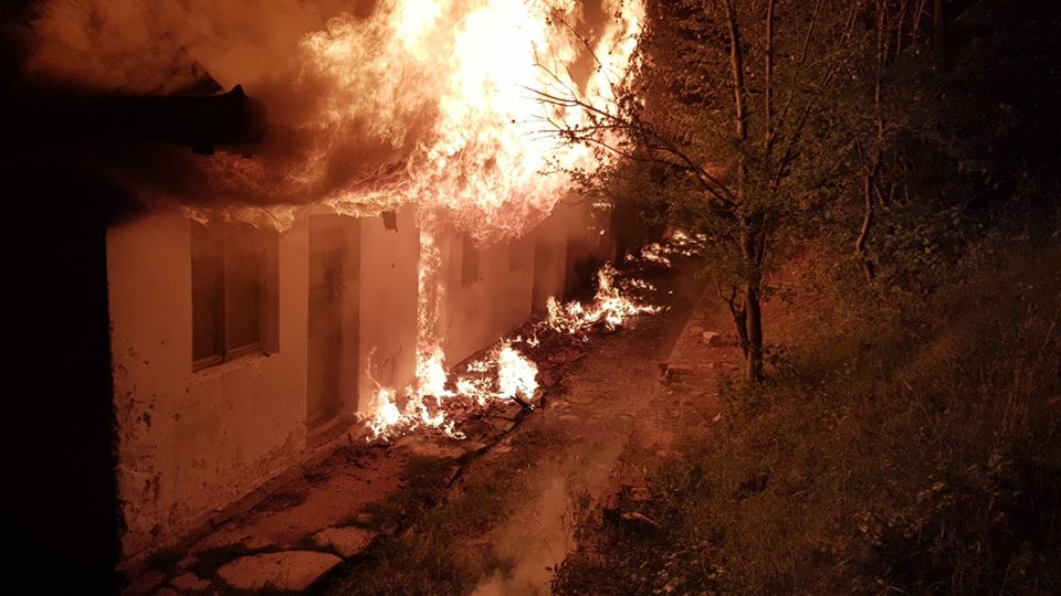 FOTO/ Incendiu violent lichidat după cinci ore de pompierii cărășeni