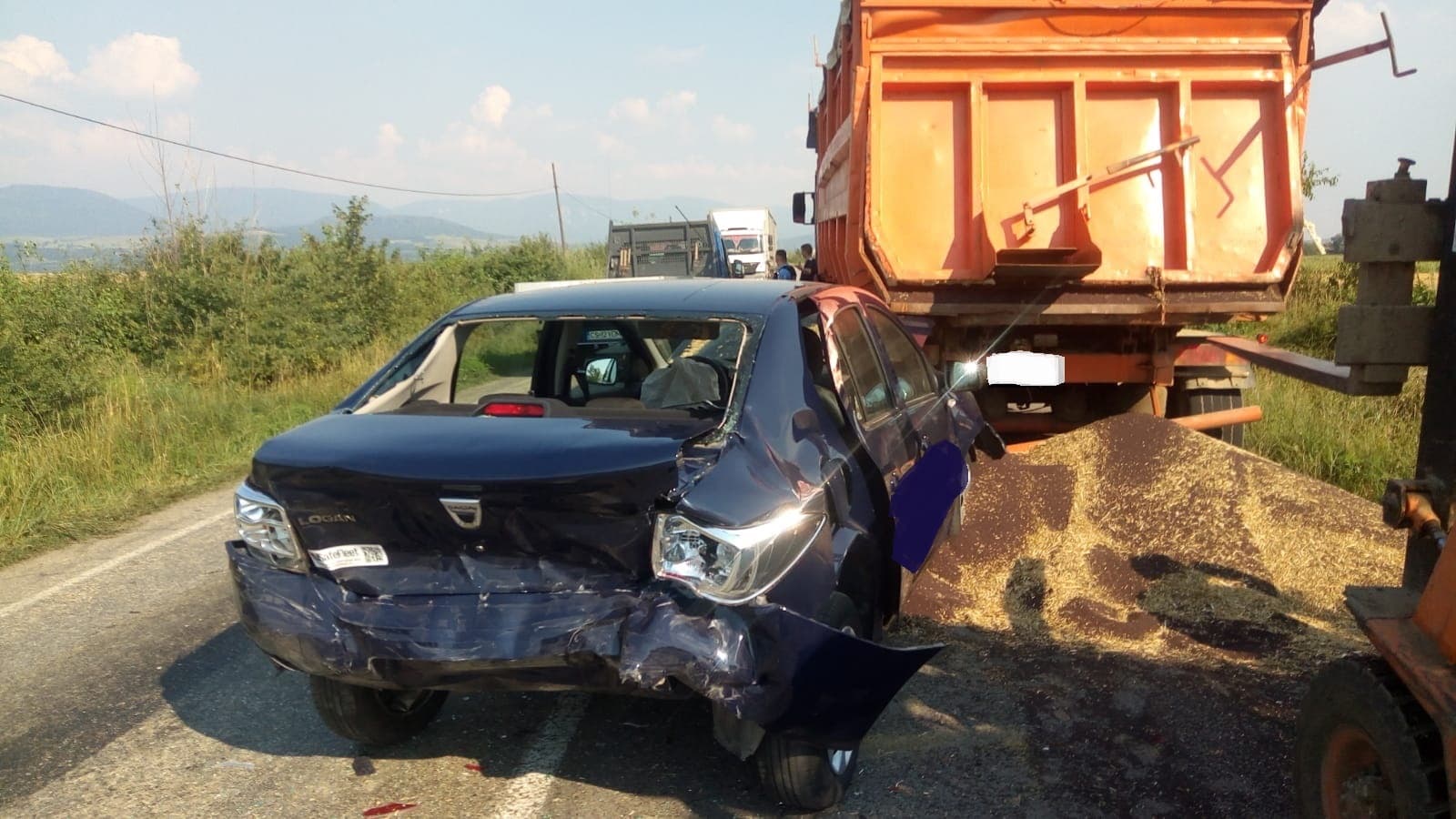 Doi răniți și drum acoperit cu rapiță în urma unui accident în Caraș-Severin