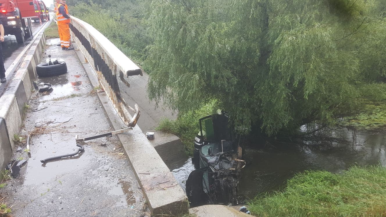 Un şofer a plonjat cu maşina în albia unui râu, după ce a adormit la volan