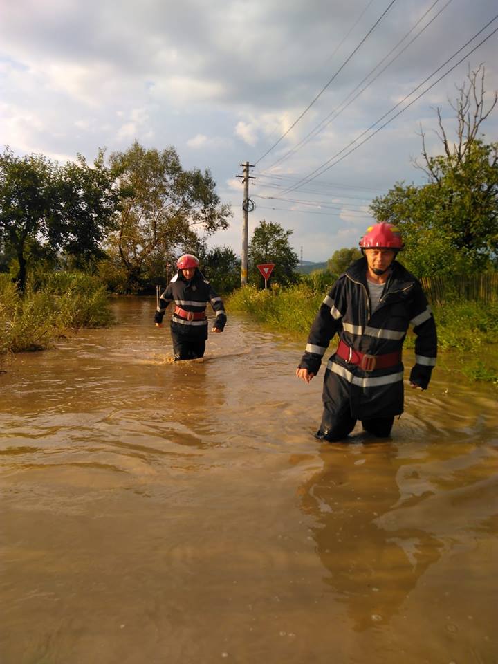 FOTO/ Un sat din Arad, sub ape. Mai mulți oameni au fost evacuați de pompieri