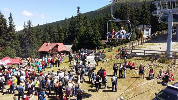 Momârlanii petrec la Nedeia Troiței din Parâng