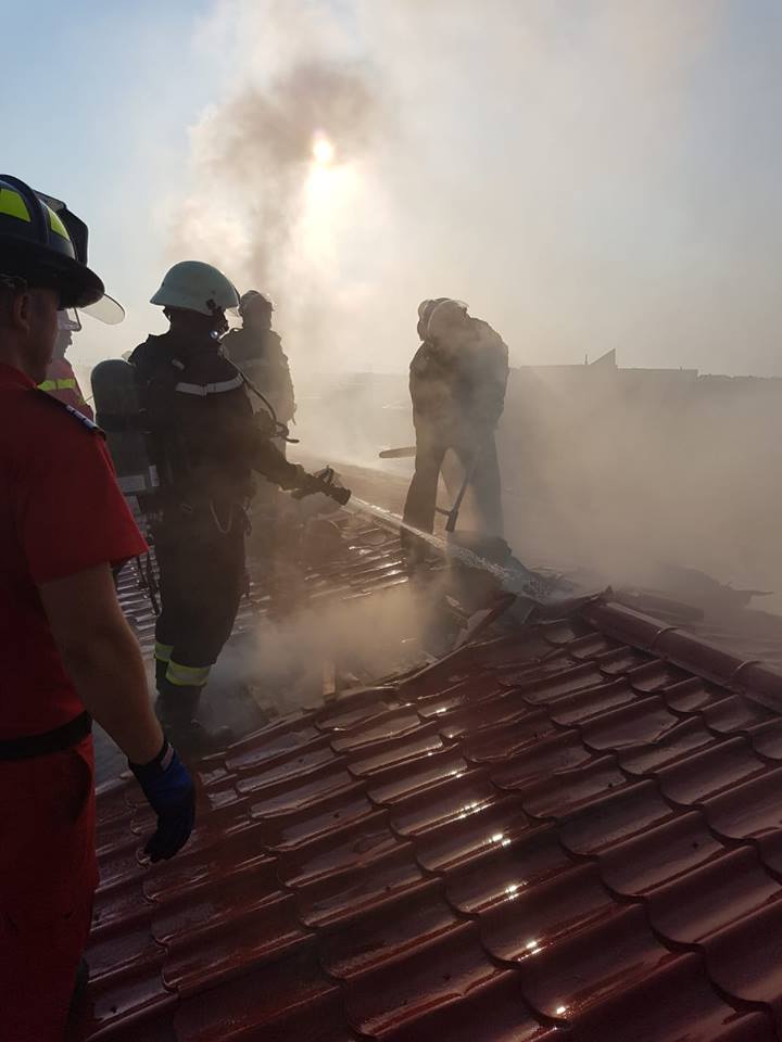 FOTO/ Incendiu la un centru medical de lângă Arad; pacienți evacuați