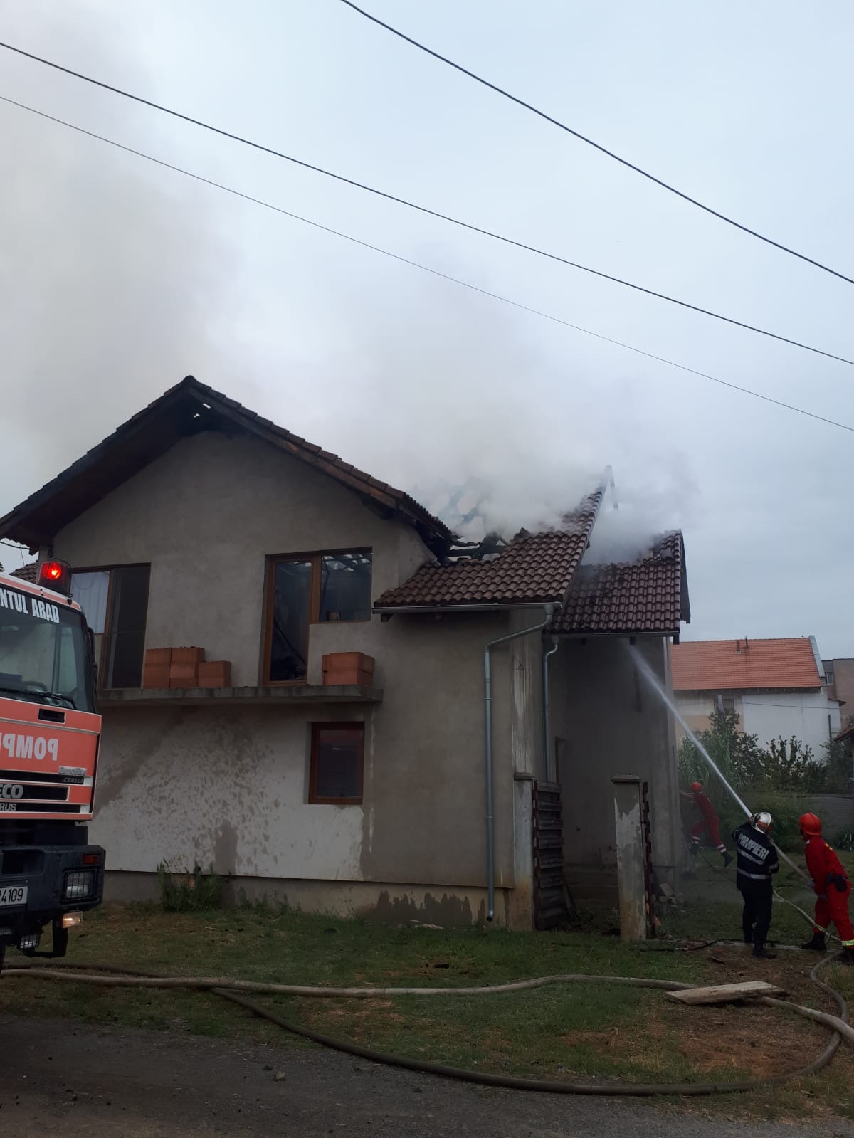 Incendiu la o casă din Vladimirescu. Acoperișul și mansarda s-au făcut scrum