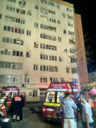 Zeci de oameni evacuați din cauza unui incendiu izbucnit într-un bloc din Petrila