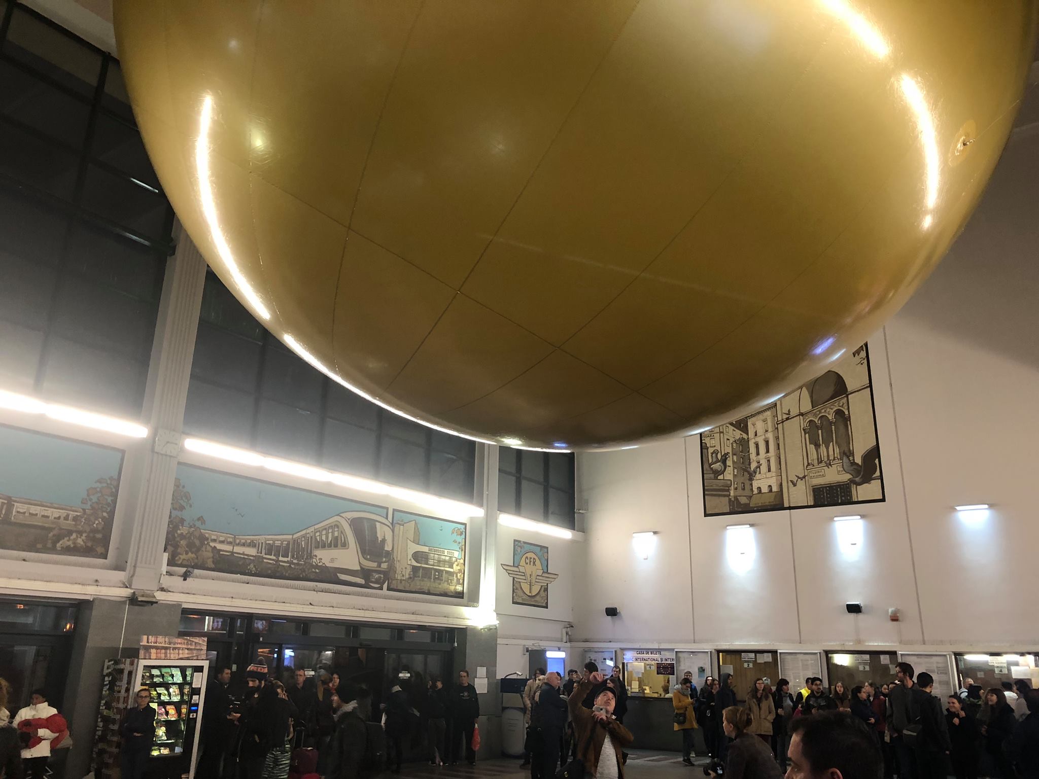 Un balon gigantic plutește în Gara de Nord din Timișoara