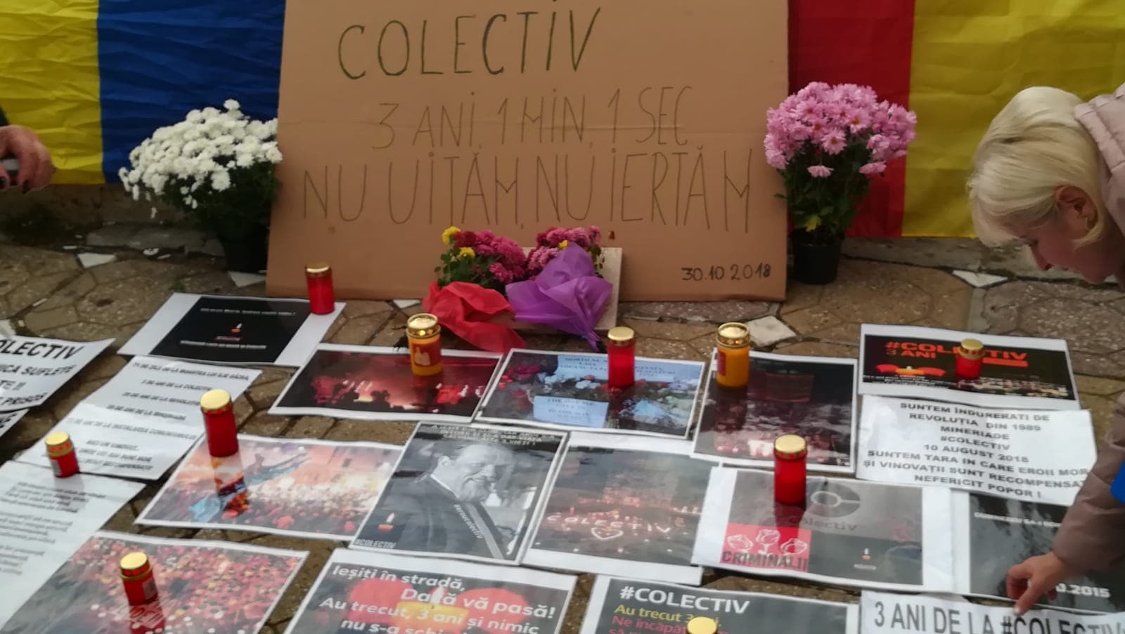 FOTO/ Timișorenii au aprins candele în memoria celor care au murit în incendiul din Colectiv