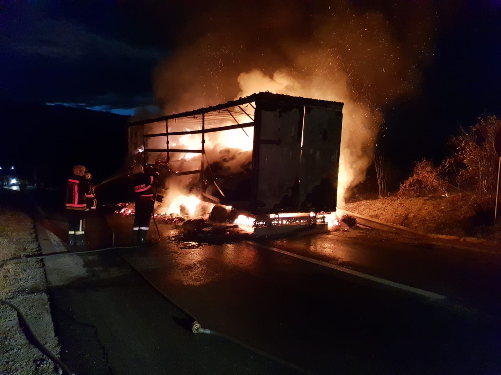 Un camion încărcat cu ceai a luat foc în mers în Caraș-Severin