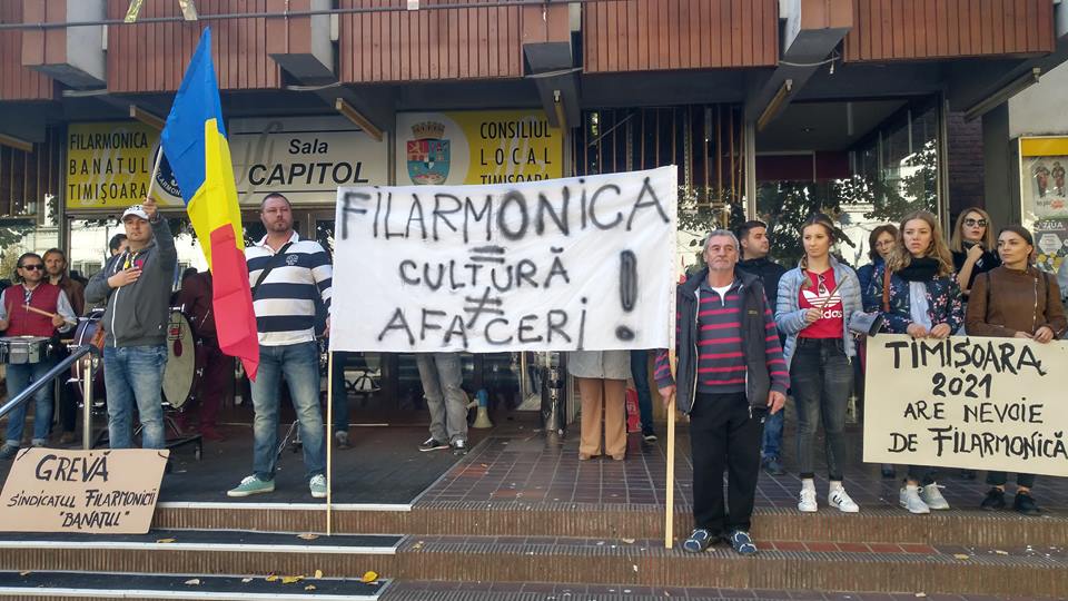 Un nou protest muzical pe treptele Filarmonicii Banatul