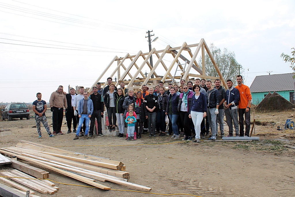 FOTO/ Acasă în Banat: O femeie din Timiș nu va mai tremura de frig la iarnă. Zeci de voluntari i-au reconstruit casa