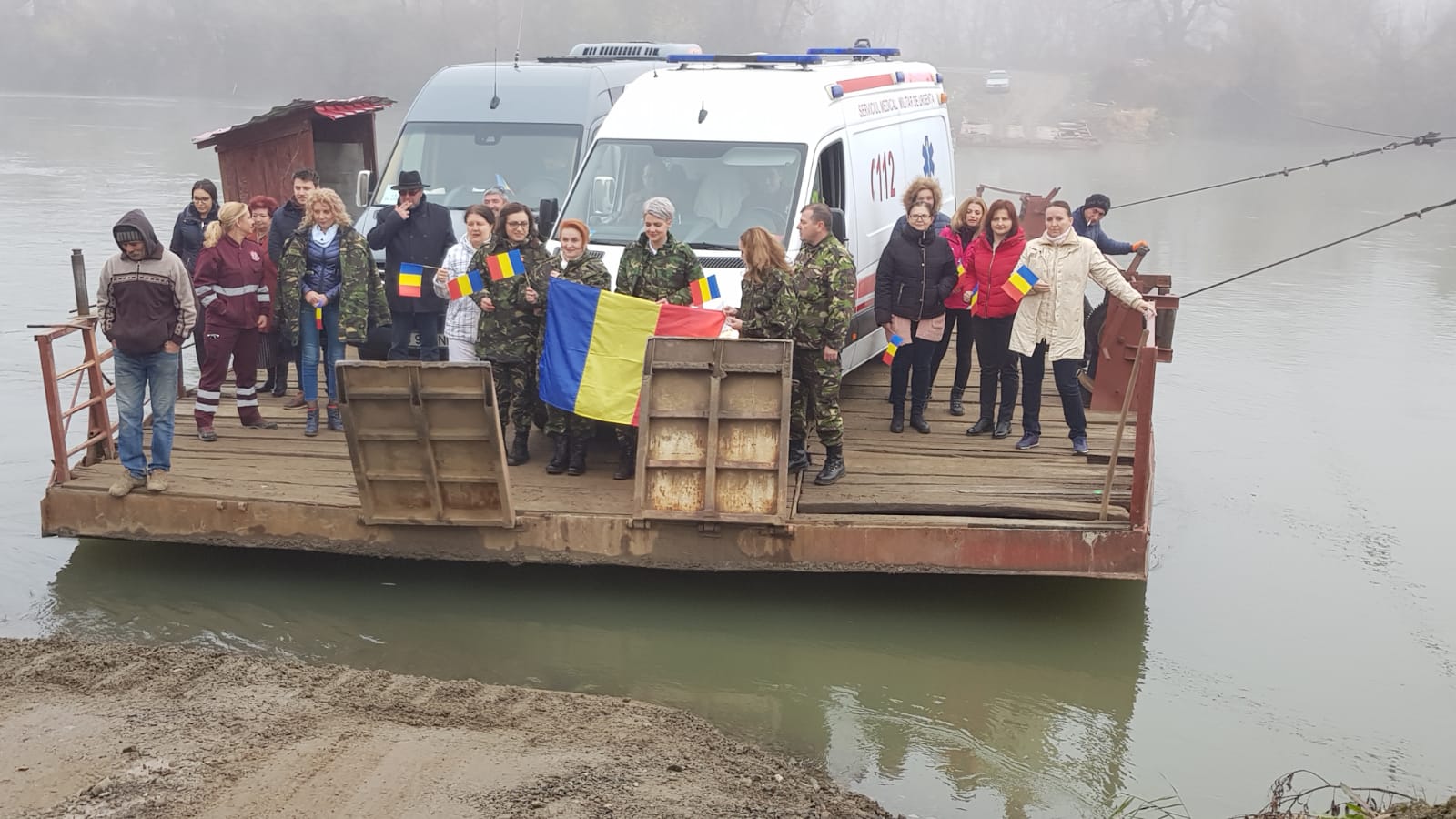 FOTO/ Zeci de medici militari din Timișoara au mers cu bacul ca să ofere consultații oamenilor din câteva sate izolate din Arad