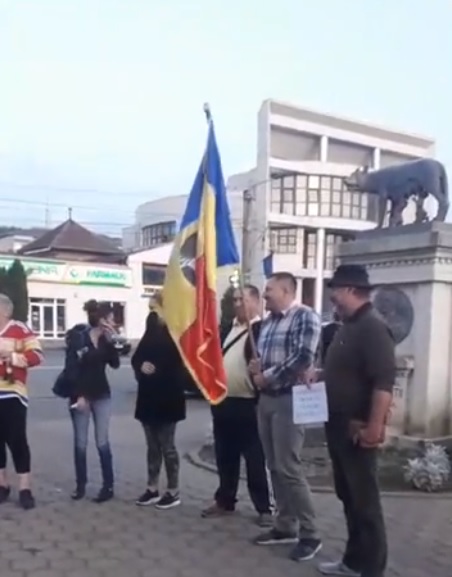 Protest la Brad. Oamenii au ieșit în stradă, nemulțumiți de operatorul de salubritate