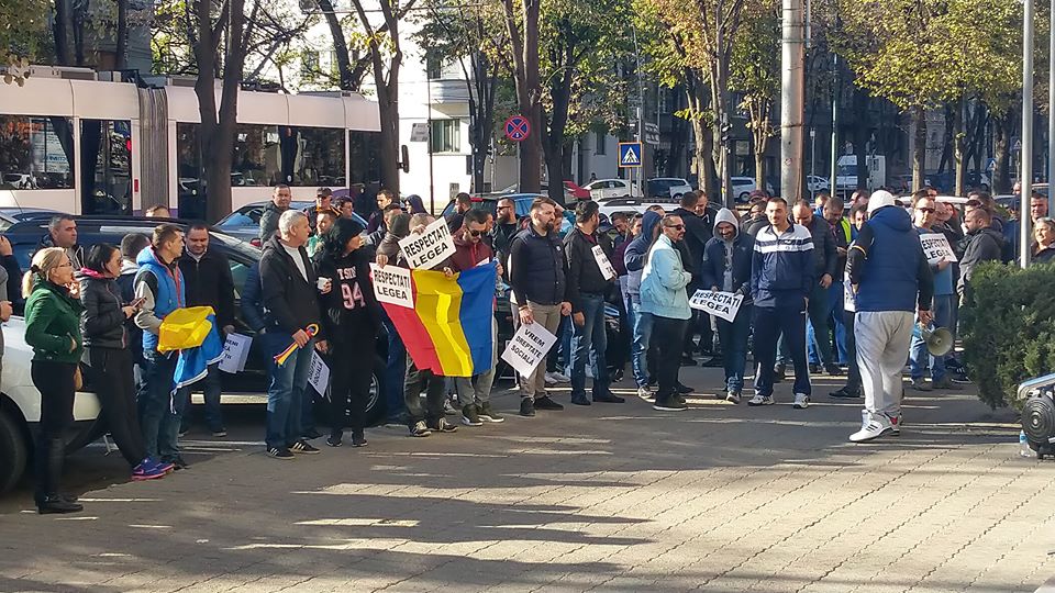 Protestul taximetriștilor din Timișoara a continuat la prefectură