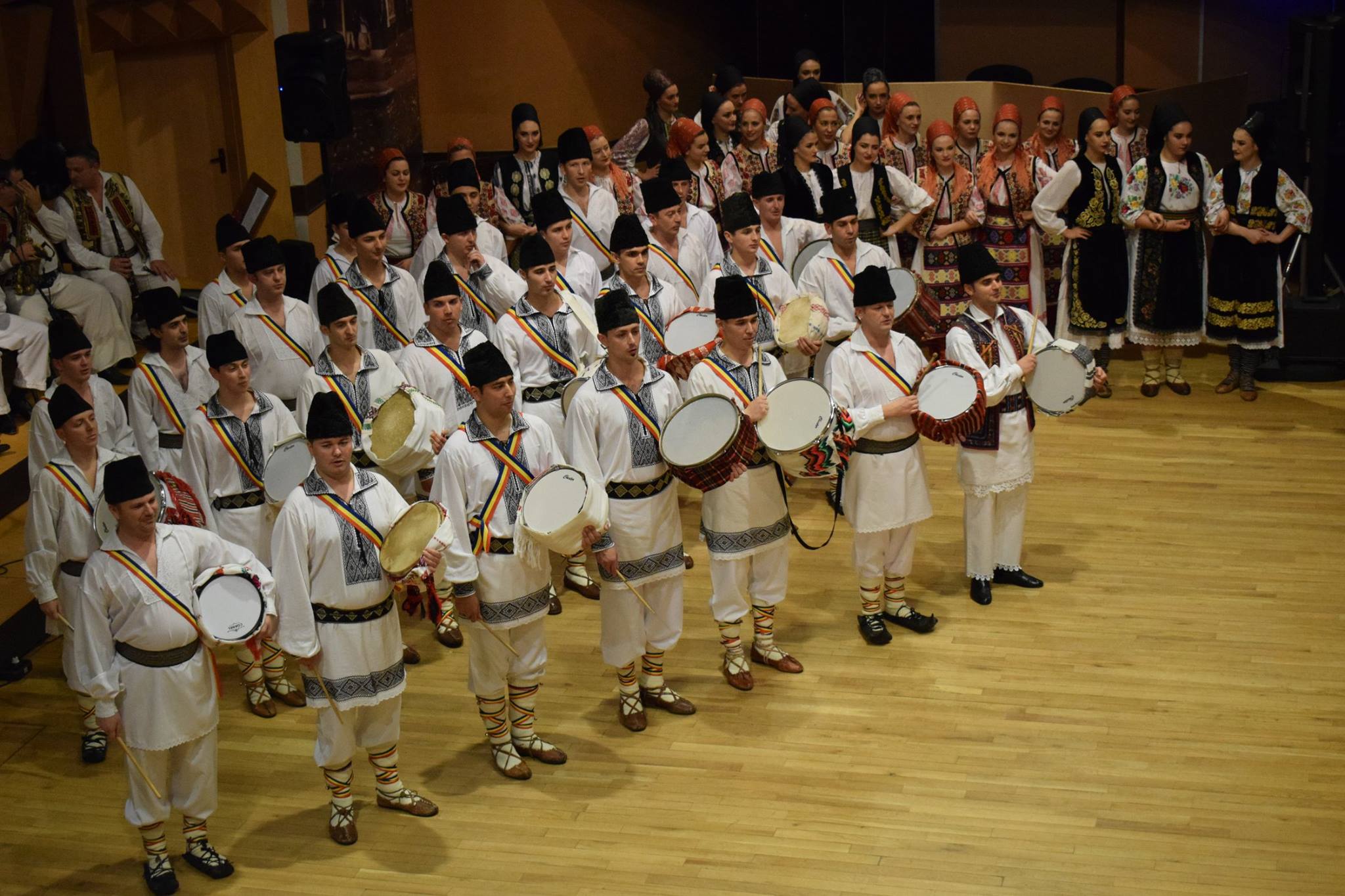 Spectacol de Crăciun „Colindăm la oameni buni” cu Ansamblul „Doina Timișului”, la Sala Capitol