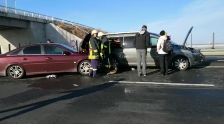 Șase oameni, între care o mamă cu doi copii, răniți într-un accident pe A1, aproape de Nădlac