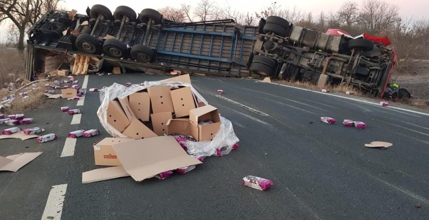 Accident mortal la intrarea în Arad. Un camion s-a răsturnat pe DN 79